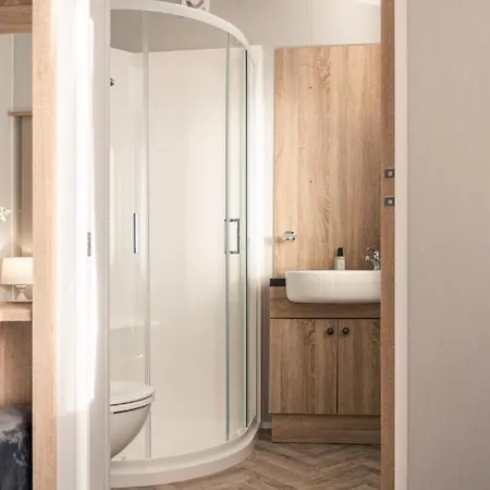 Lilac With Hot Tub Lodge