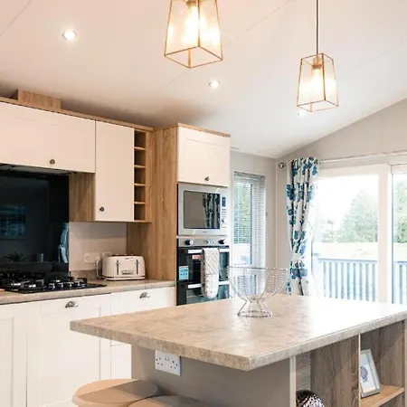 Lilac With Hot Tub Gerendaház *