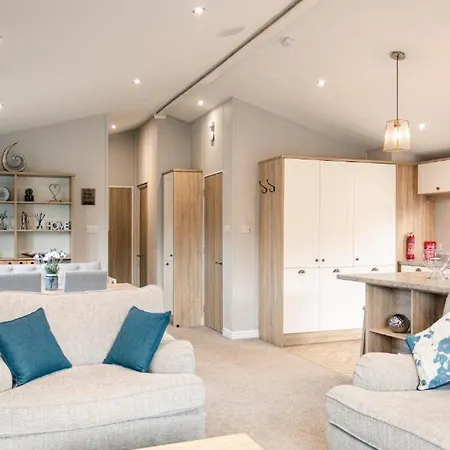 Lilac With Hot Tub Gerendaház York