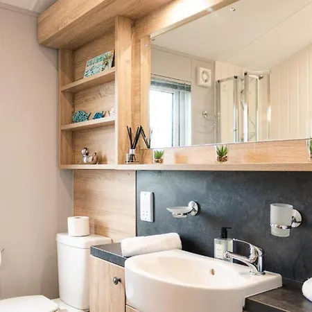 Lilac With Hot Tub Orman Evi